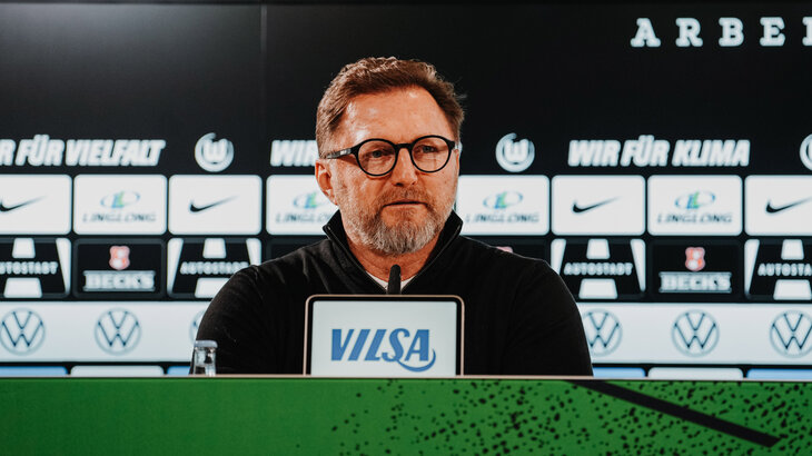 VfL-Wolfsburg-Trainer Ralph Hasenhüttl spricht in ein Mikrofon.