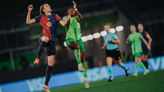 Die VfL-Wolfsburg-Spielerin Lineth Beerensteyn springt in die Luft.