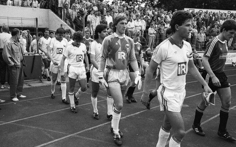 Ein historisches Bild der VfL Wolfsburg-Spieler beim Einlaufen vor einem Pokalspiel.