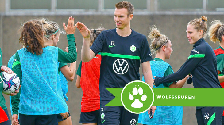 Frauen Trainer Tommy Stroot klatscht seine Spielerinnen ab.