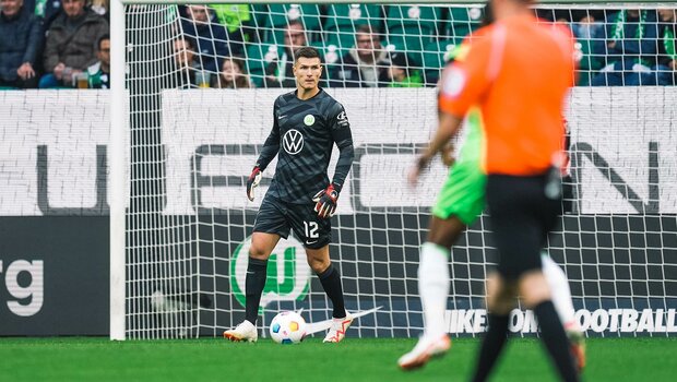 VfL-Wolfsburg-Torhüter Pervan am Ball im Spiel gegen Bayer 04 Leverkusen.