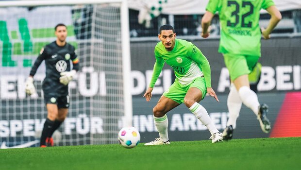 VfL-Wolfsburg-Spieler Lacroix verteidigt den Ball im Spiel gegen Köln.