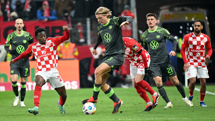 Der VfL-Wolfsburg-Spieler Sebastiaan Bornauw im Zweikampf um den Ball.