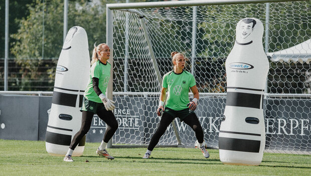 Die VfL Wolfsburg-torhüterinnen Borbe und Schmitz beim Training.