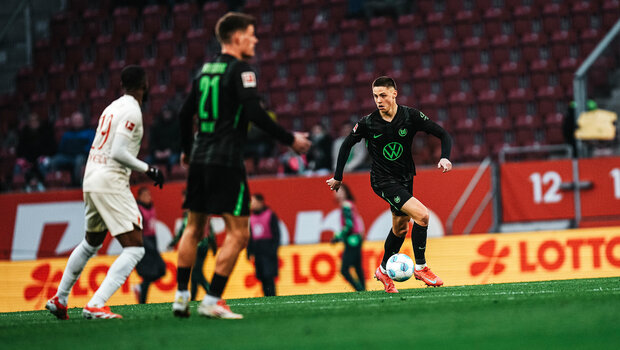 Der VfL-Wolfsburg-Spieler Bence Dardai läuft mit dem Ball.