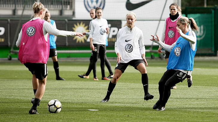 The VfL Ladies train.