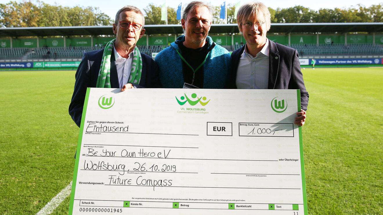 Spende des VfL-Wolfsburg an Be-your-own-hero.
