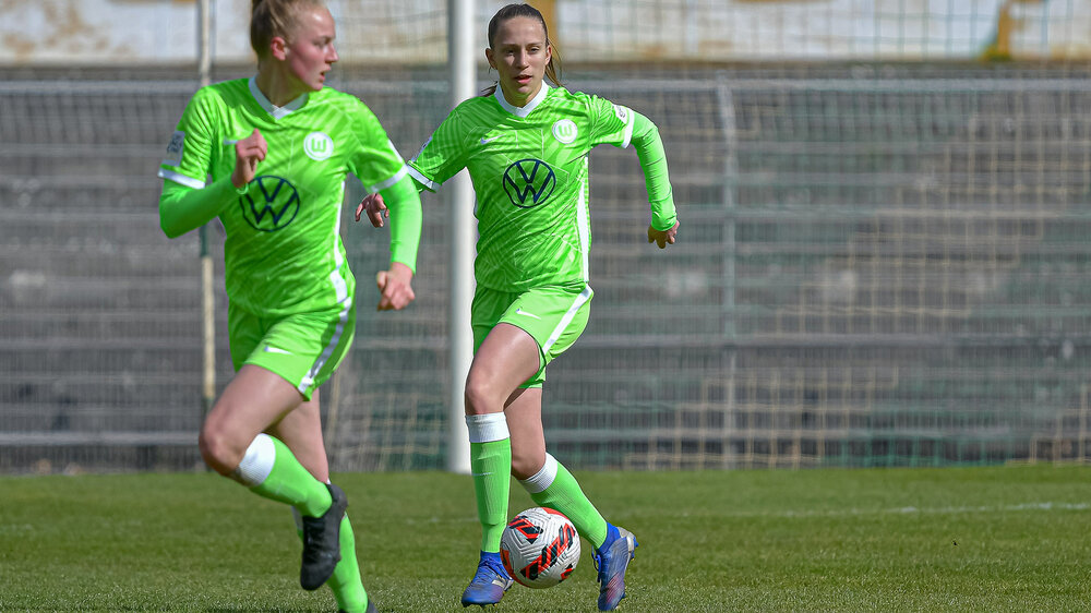 Eine Spielerin der U20-Mannschaft des VfL Wolfsburg läuft mit dem Ball.