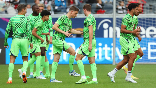 Das Team vom VfL Wolfsburg macht sich vor dem Spiel gegen Frankfurt warm.