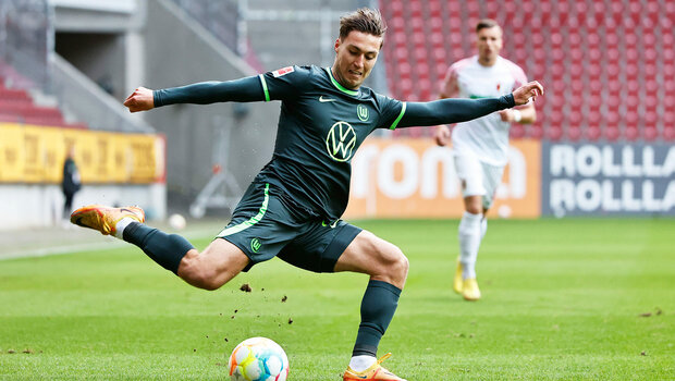Schuss von VfL-Wolfsburg-Spieler Fischer im Testspiel gegen Augsburg.