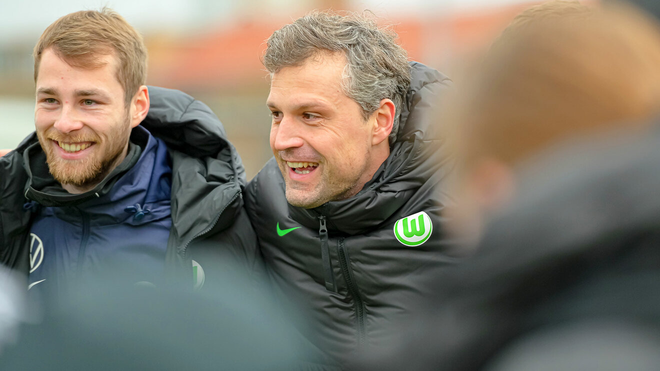 Daniel Kraus vom VfL Wolfsburg lächelt.