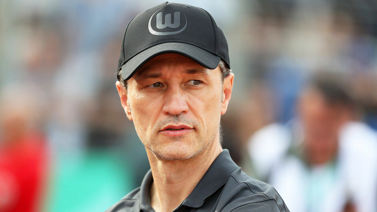 VfL-Wolfsburg-Cheftrainer Niko Kovac blickt auf das Spielfeld.