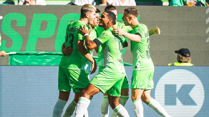 Die Spieler des VfL Wolfsburg bejubeln ihren Treffer.