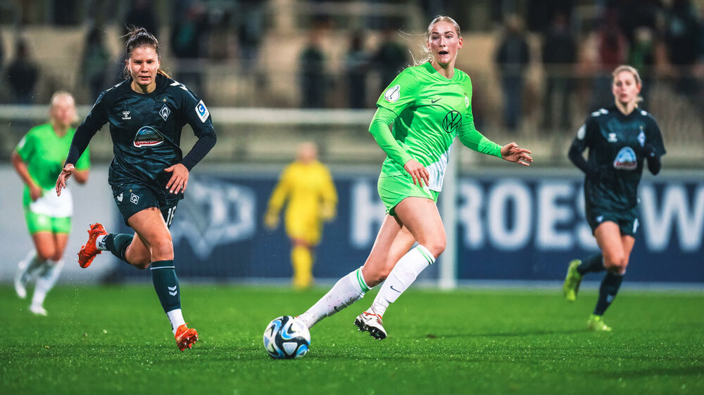 VfL-Wolfsburg-Spielerin Küver am Ball während einem Spiel.