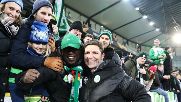 VfL Wolfsburg-Trainer Oliver Glasner posiert nach einem Spiel mit Fans auf der Tribüne.
