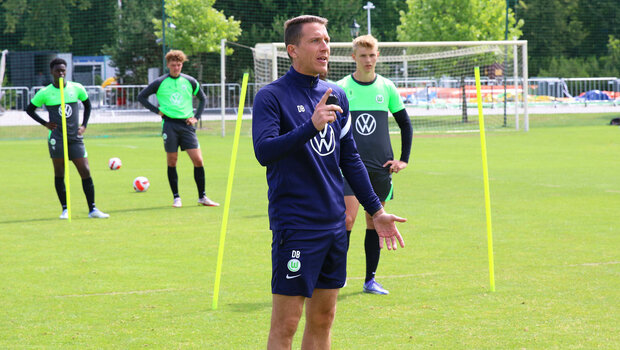 VfL Wolfsburg U19-Coach gibt Anweisungen im Trainingslager in Polen.