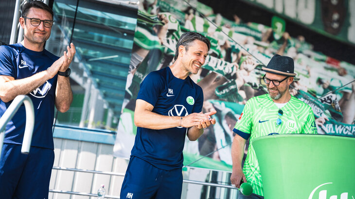 VfL Wolfsburg Trainer und Co-Trainer, die Kovac-Brüder, auf der Bühne auf der Fanmeile vor dem Stadion.
