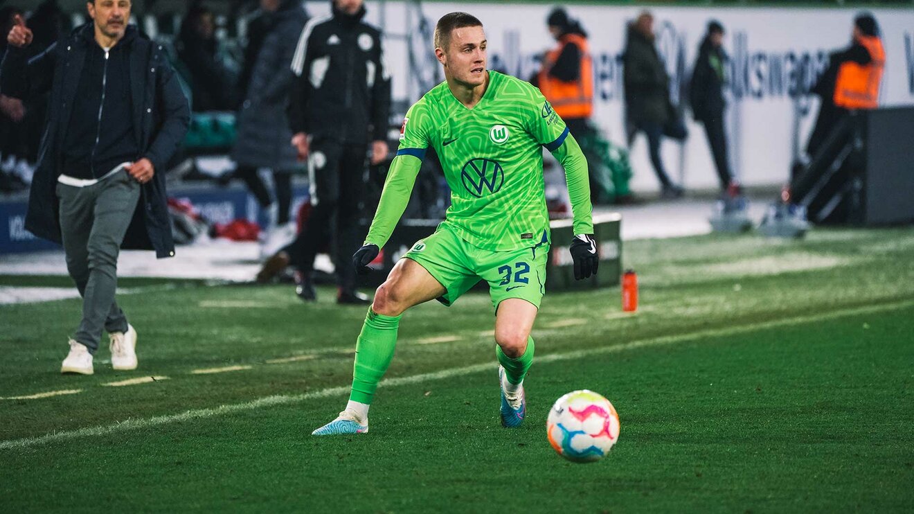 VfL-Wolfsburg-Spieler Mattias Svanberg am Ball im Spiel.