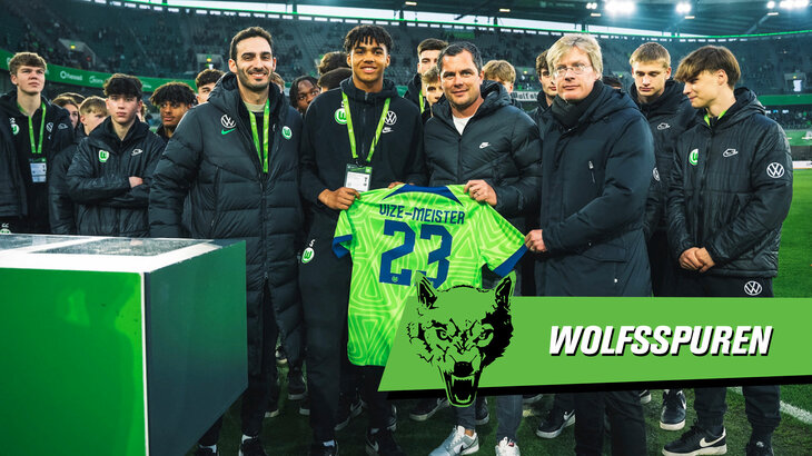 VfL Wolfsburg Jugendspieler und Vizemeister posieren in der Volkswagen Arena mit der Geschäftsführung.