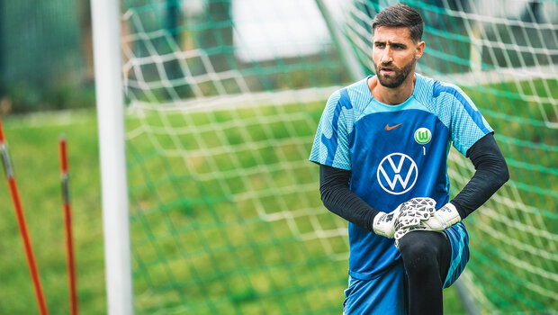 VfL Wolfsburg Torwart Casteels wärmt sich auf für das erste Training der neuen Saison.