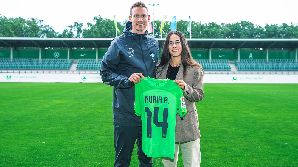 Die VfL-Wolfsburg-Spielerin Nuria Rabano Blanco hält zusammen mit Tommy Stroot ihr Trikot in den Händen.