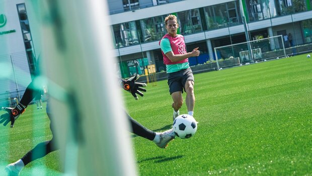 VfL-Verteidiger Nicolas Cozza schießt im Training auf das Tor.