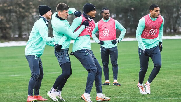 Die VfL Wolfsburg-Spieler Maximilian Arnold, Joakim Maele und Amin Sarr befinden sich in einer Spielszene beim Training.