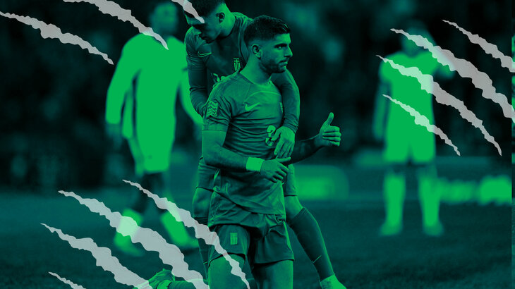 Eine Grafik des VfL Wolfsburg zu den Wolfsspuren. VfL-Spieler Konstantinos Koulierakis sitzt auf seinen Knien und streckt seine Hände vor sich, er trägt das Trikot der griechischen Nationalmannschaft. Um ihn herum sind Kartzspuren zu sehen.