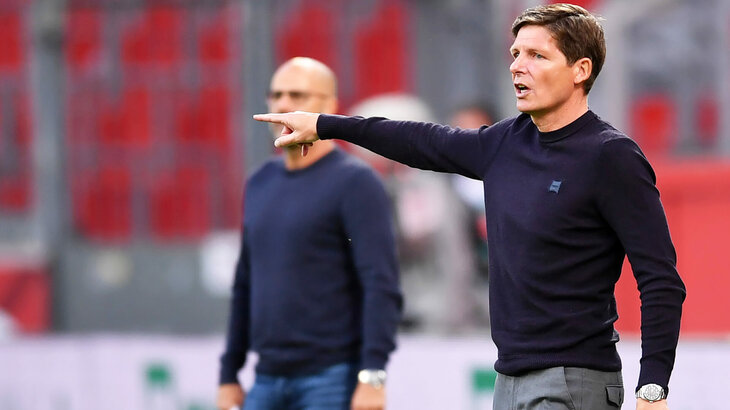 Oliver Glasner gibt Anweisungen im Spiel gegen Leverkusen.. 