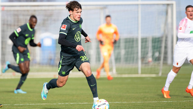 VfL-Wolfsburg-Nachwuchsspieler Ambros im Testspiel gegen Augsburg am Ball.