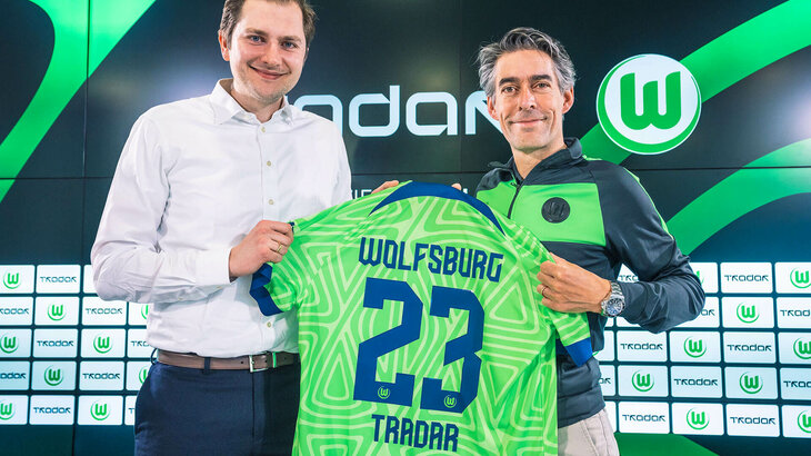 Vorstellung des neuen Sponsoringpartners Tradar mit Trikot des VfL Wolfsburg.