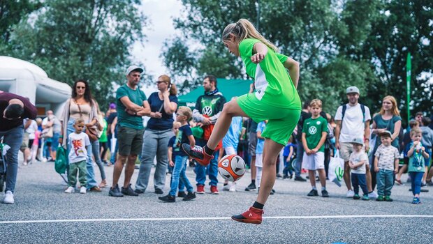 Freestyle-Fußballerin beim Familienfest des VfL Wolfsburg.