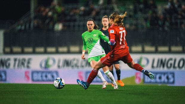 Die VfL-Wolfsburg-Spielerin Ewa Pajor im Zweikampf.