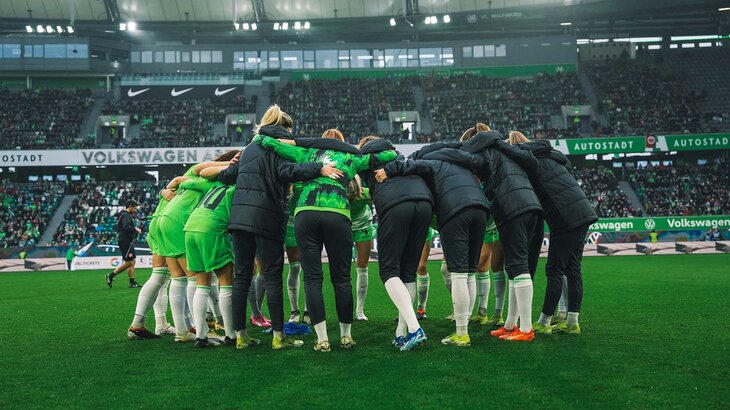 Die Spielerinnen des VfL Wolfsburg bilden einen Teamkreis.