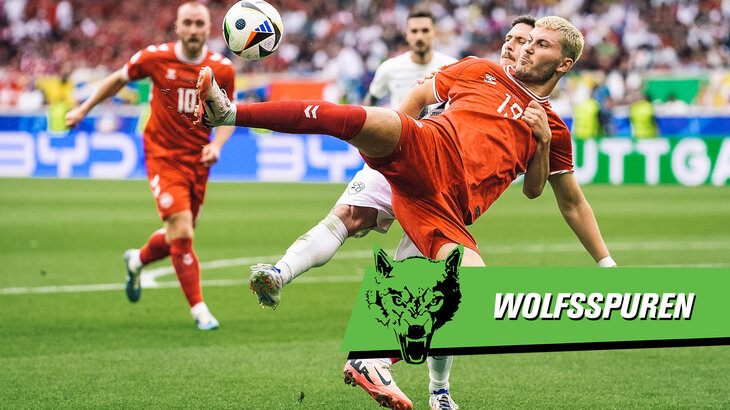 VfL Wolfsburg Spieler Jonas Wind nimmt im EM-Spiel Dänemark gegen Slowenien den Ball in der Luft an und gewinnt so einen Zweikampf.