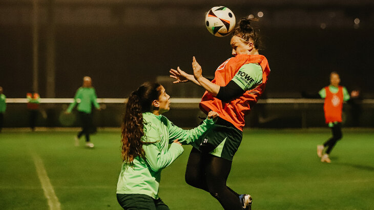 VfL-Wolfsburg-Spielerin Marina Hegering springt für einen Kopfball in die Höhe.