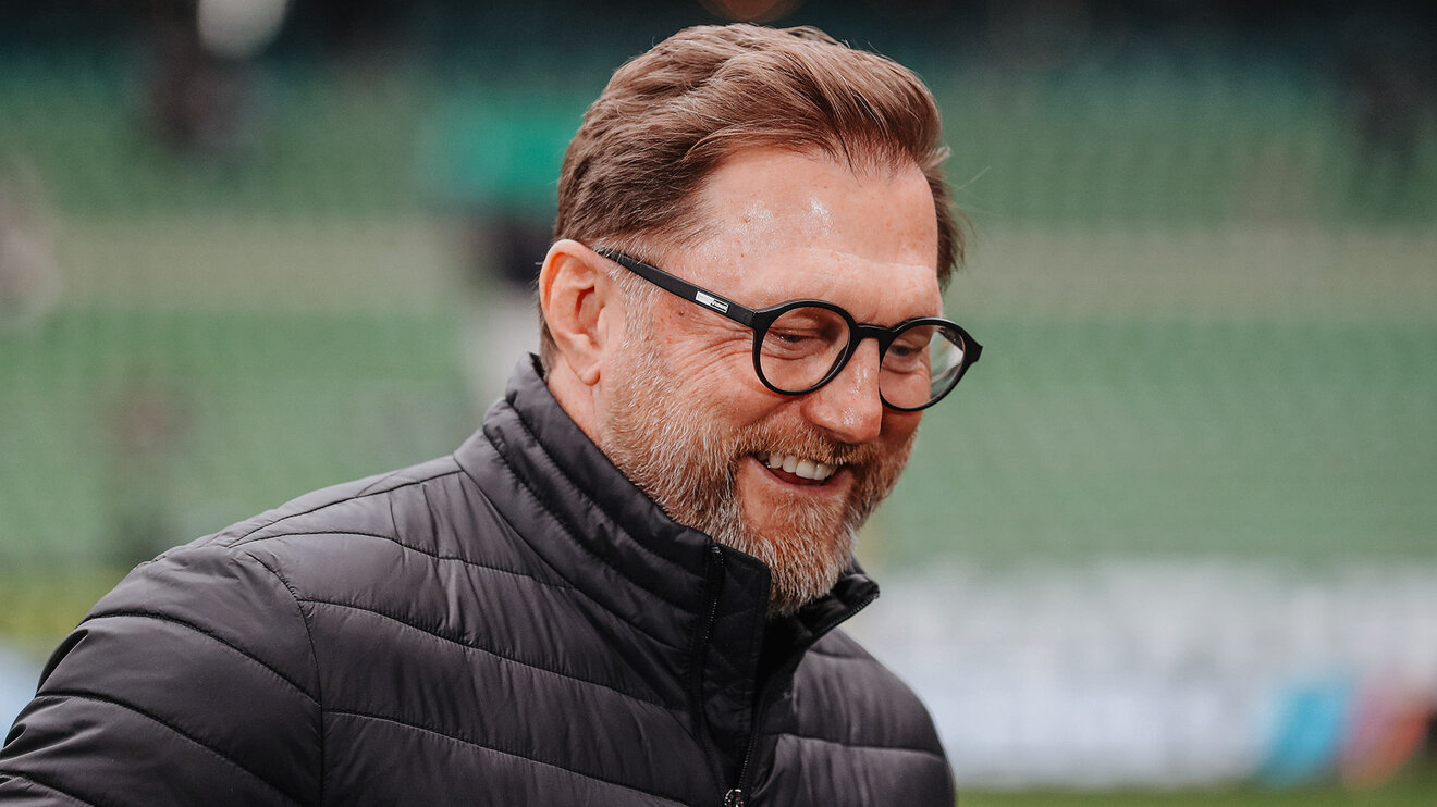 VfL-Wolfsburg-Trainer Ralph Hasenhüttl lacht.