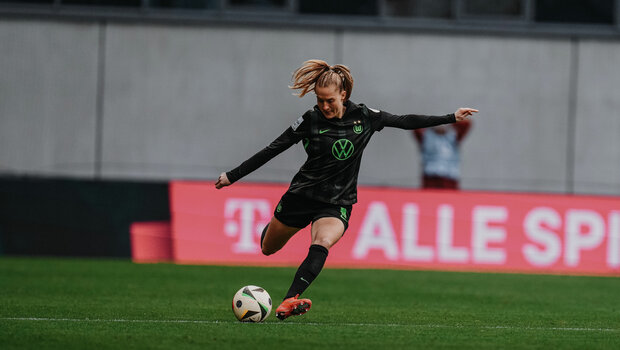 VfL-Wolfsburg-Spielerin Janina Minge schießt den Ball.
