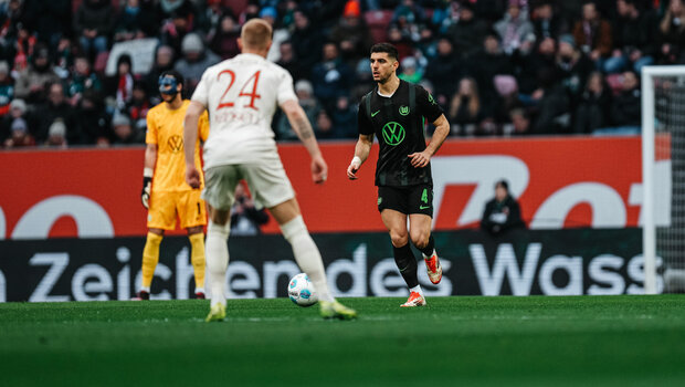 Der VfL-Wolfsburg-Spieler Konstantinos Koulierakis läuft mit dem Ball.