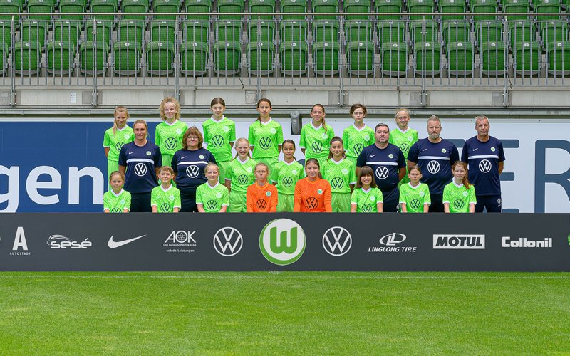 Das Teambild der U13-Juniorinnen des VfL Wolfsburg.
