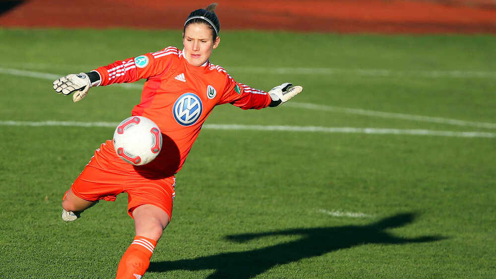 VfL Wolfsburg Spielerin Alisa Vetterlein nimmt den Ball in der Luft an.