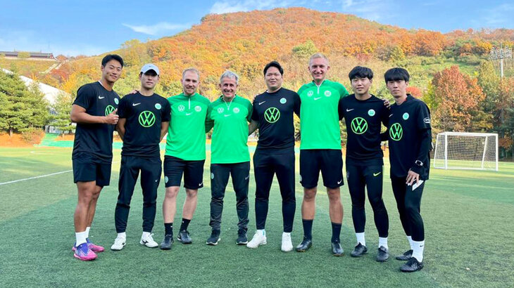 Gruppenbild bei dem Auslandsaufenthalt der Fußballschule des VfL Wolfsburg in Korea.