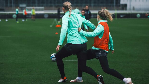 Die VfL-Wolfsburg-Spielerinnen Küver und Hendrich bei einem Zweikampf im Training.