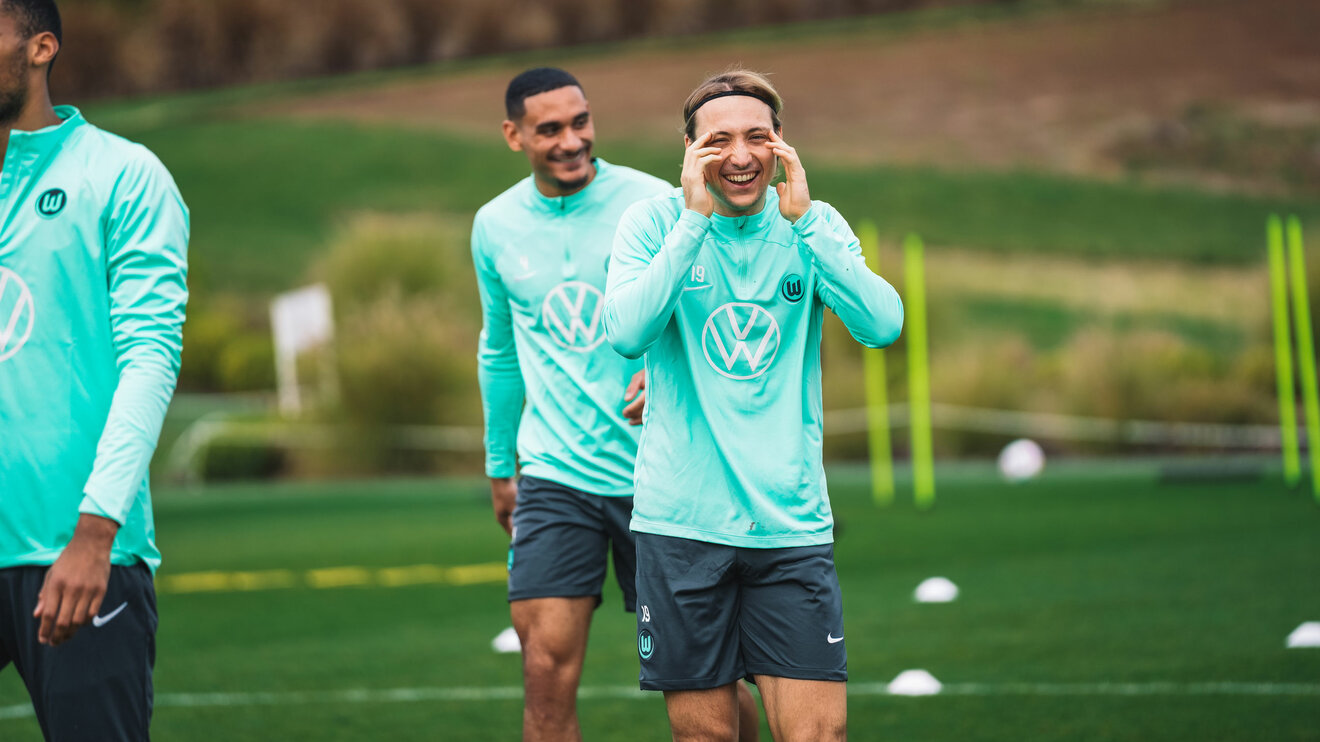 VfL-Wolfsburg-Spieler Lovro Majer sieht freudig in die Kamera.