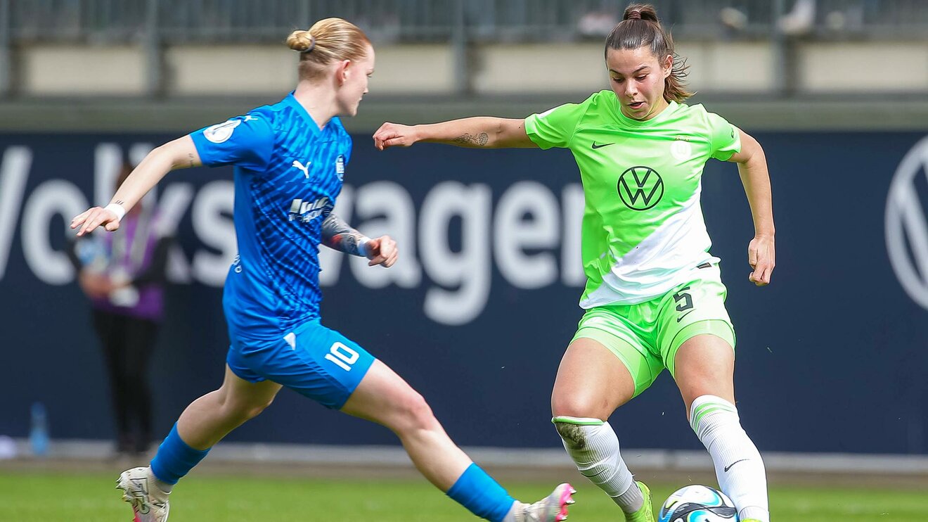 VfL-Wolfsburg-Spielerin Lena Oberdorf im Zweikampf mit einer Gegenspielerin. 