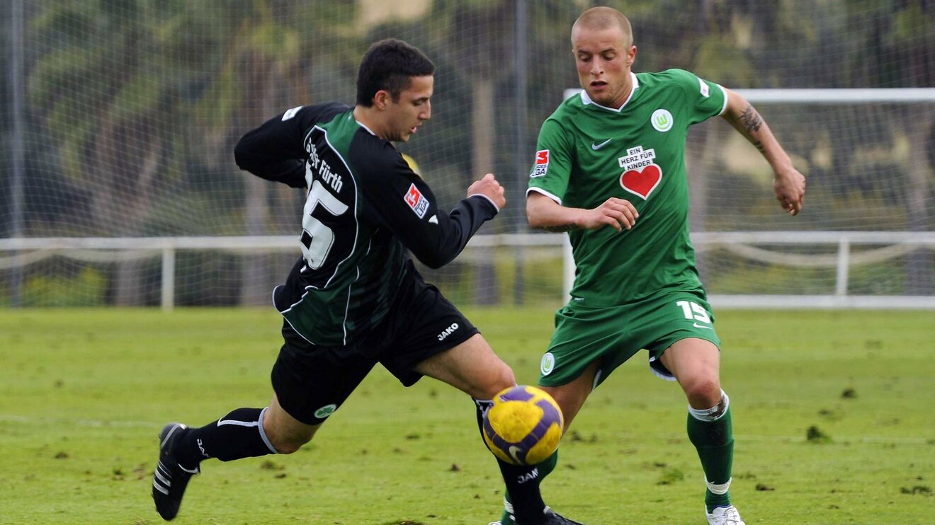 Der ehemalige Spieler Daniel Adlung des VfL Wolfsburg im Kampf um den Ball.