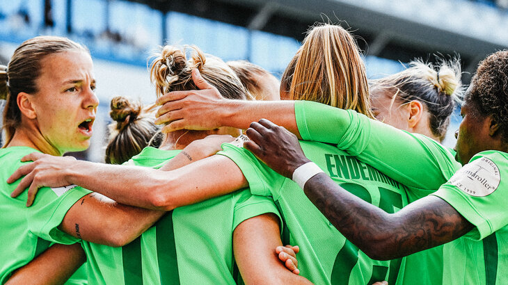 Die VfL-Wolfsburg-Spielerinnen jubeln nach einem Tor.