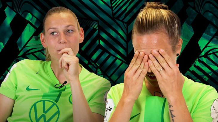 VfL-Wolfsburg-Spielerin Sarai Linder, links im Bild, fässt sich mit ihrer linken Hand ans Kinn. Rechts neben ihr Svenja Huth, die ihre Hände vors Gesicht hält. 