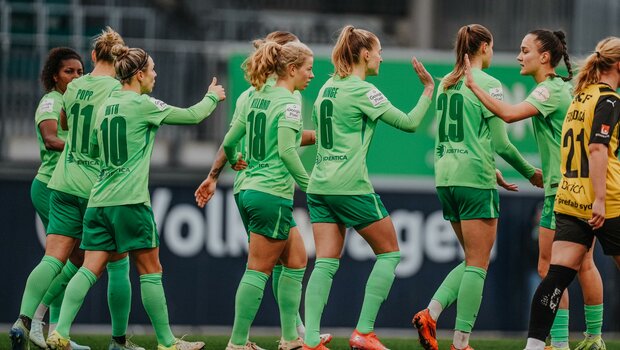 Die VfL-Wolfsburg-Frauen jubeln.