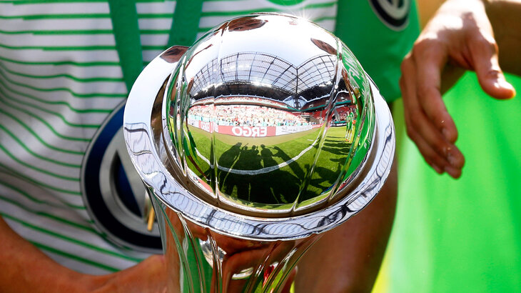Eine detaillierte Aufnahme vom DFB-Pokal der Frauen, welcher den VfL Wolfsburgerinnen angehört.